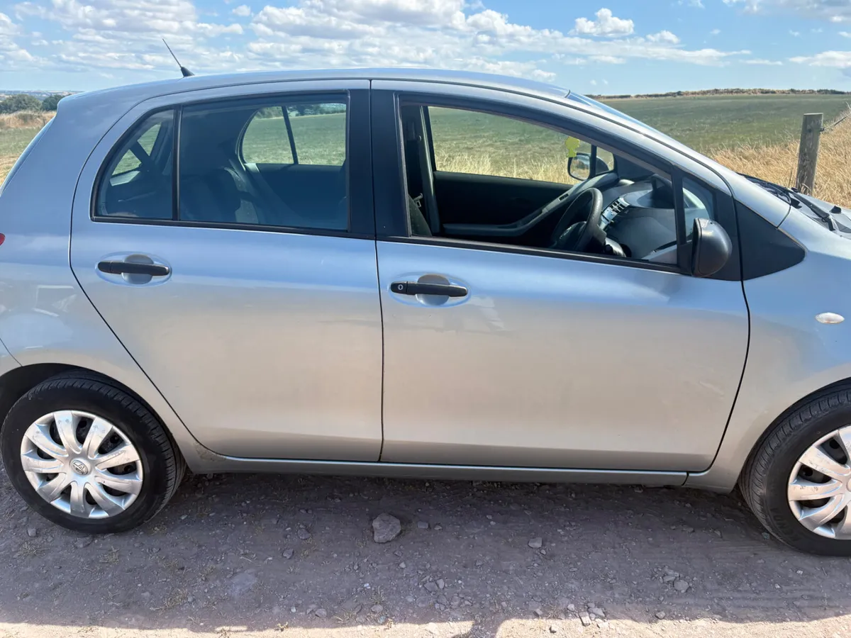 Toyota Yaris 2010 - Image 2