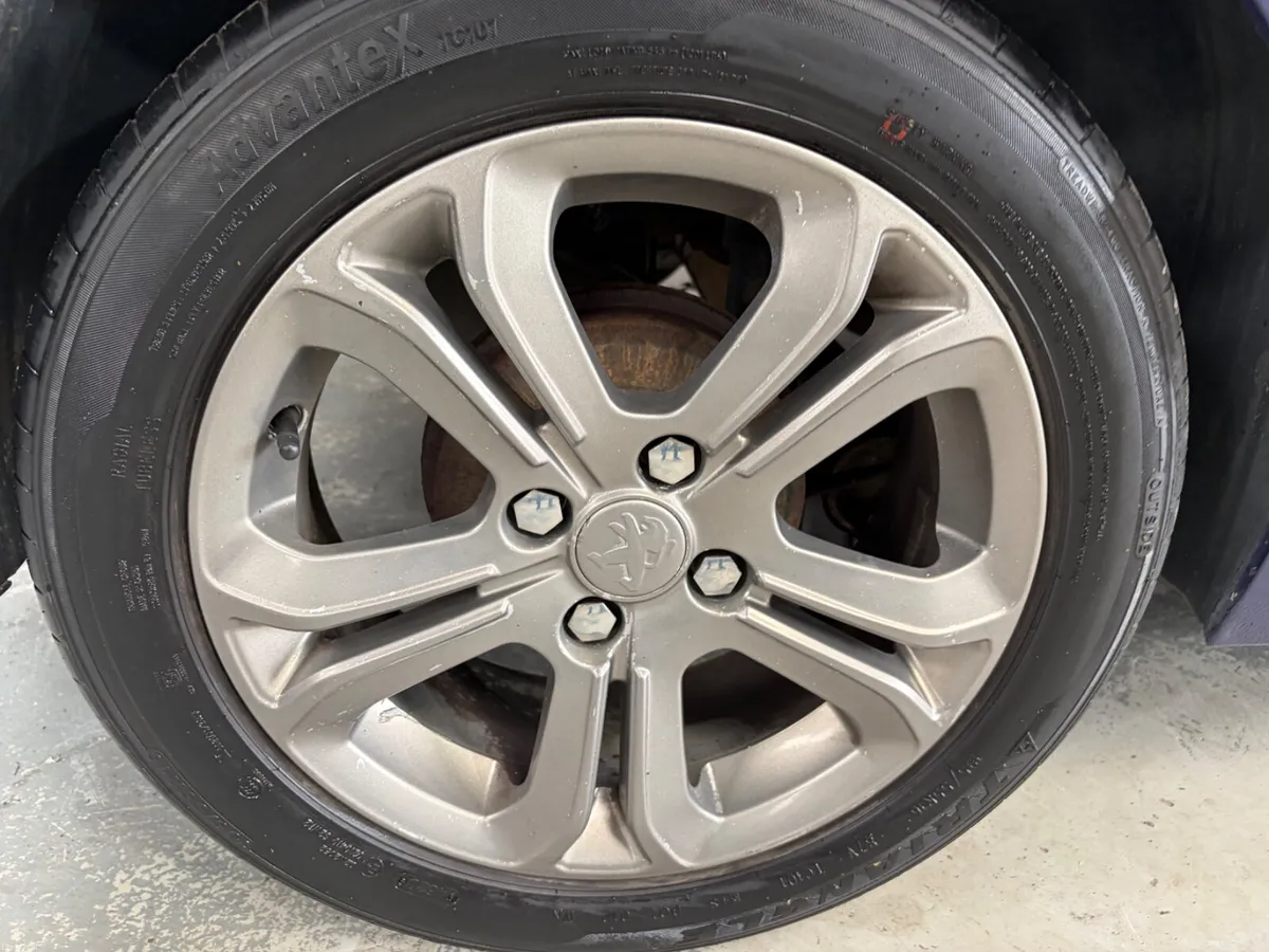 Peugeot 208 2014. 1.2 VTI. ALLURE - Image 3