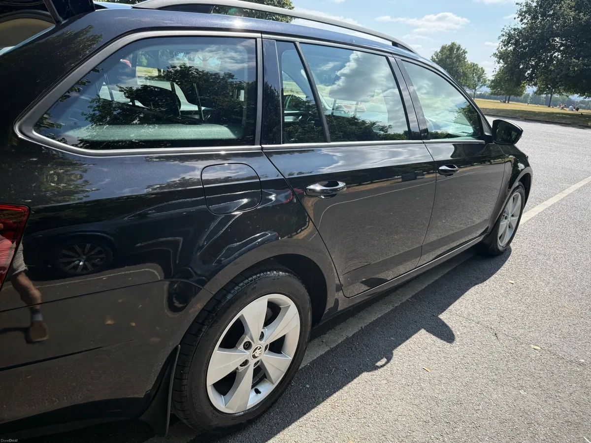 Skoda Octavia estate low mileage - Image 6