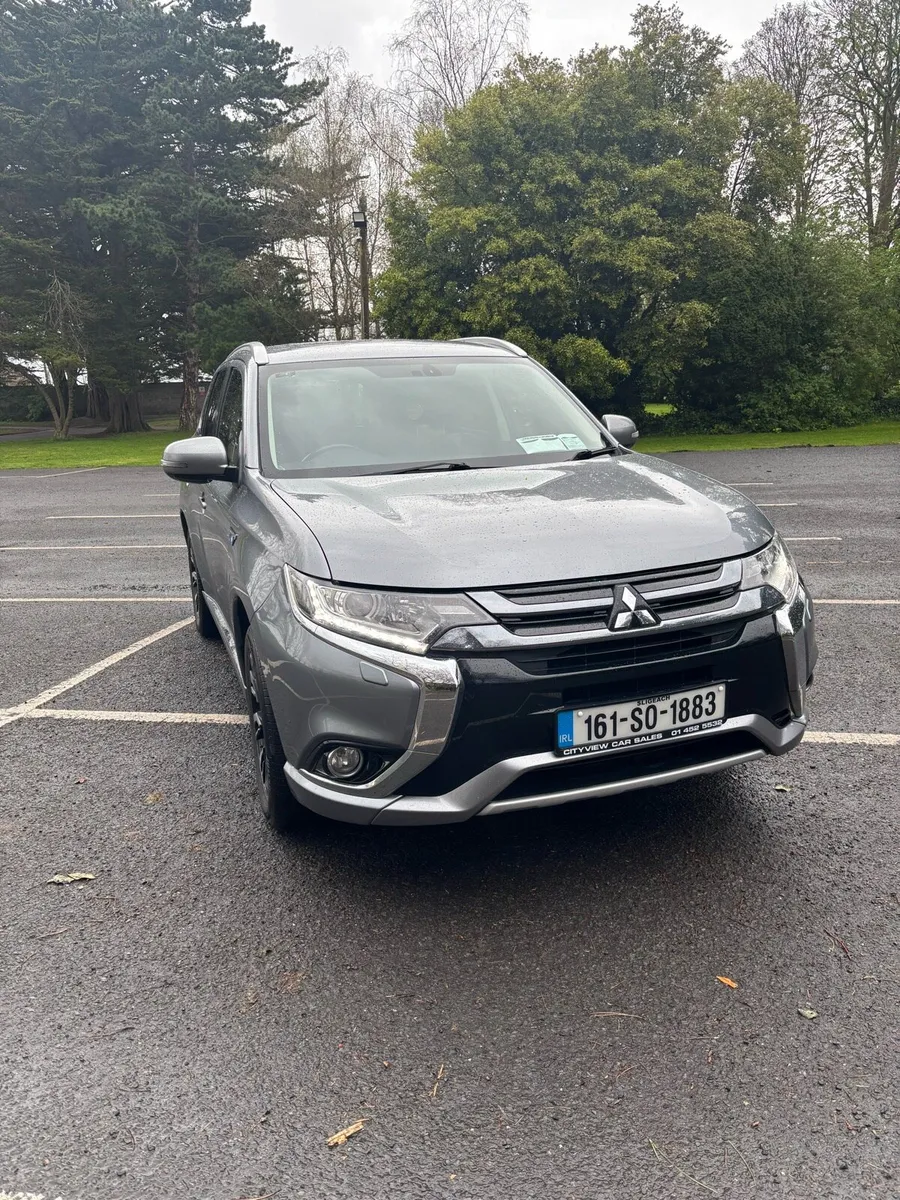 2016 Mitsubishi Outlander Plug-In Hybrid 4WD - Image 2