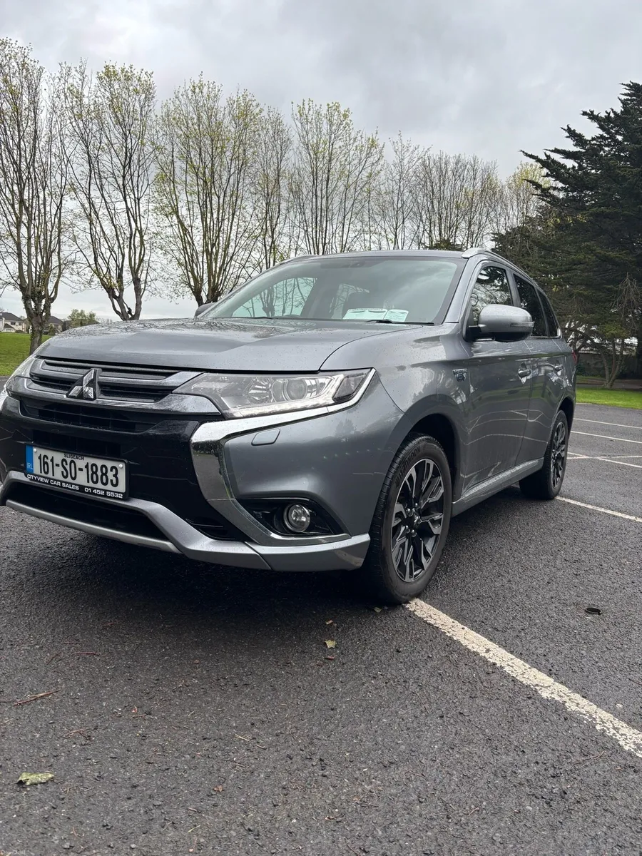 2016 Mitsubishi Outlander Plug-In Hybrid 4WD - Image 4
