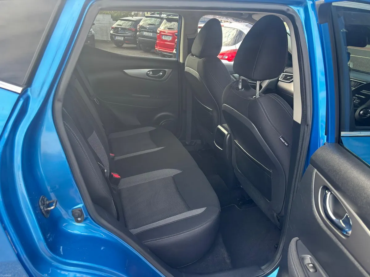 Nissan Qashqai 2018  PETROL - Image 3