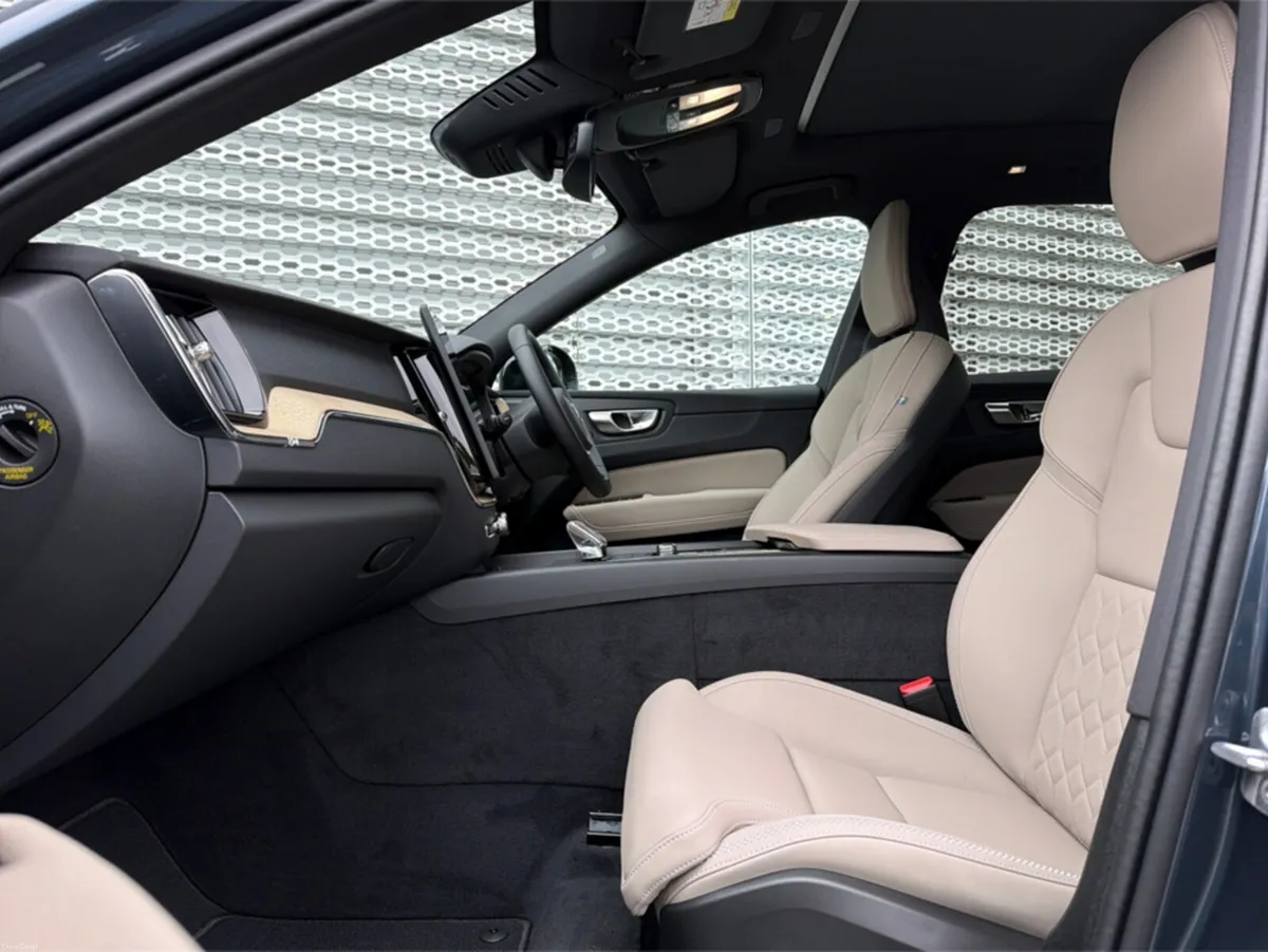Volvo XC60 DEMO 0.95% PCP T6 AWD PHEV Plus Dark - Image 5
