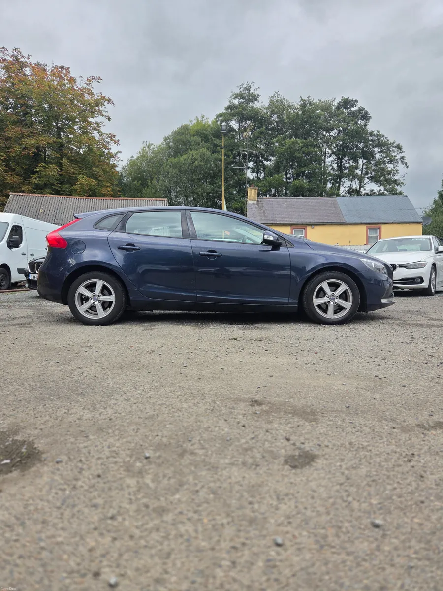 Stunning D2 Volvo V40 Low Mileage - Image 3