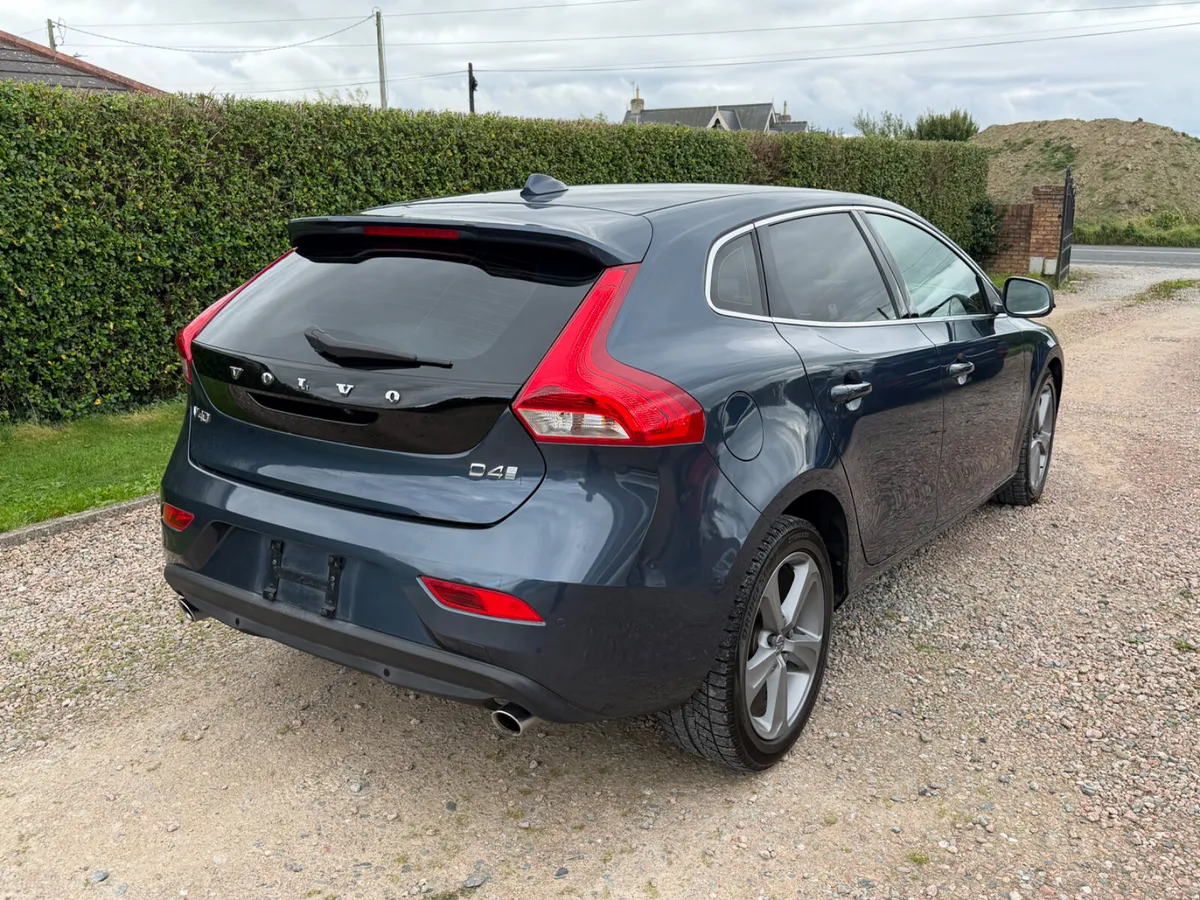191 Volvo v40 D4 Inscription 2.0 Diesel*Huge Spec* - Image 4