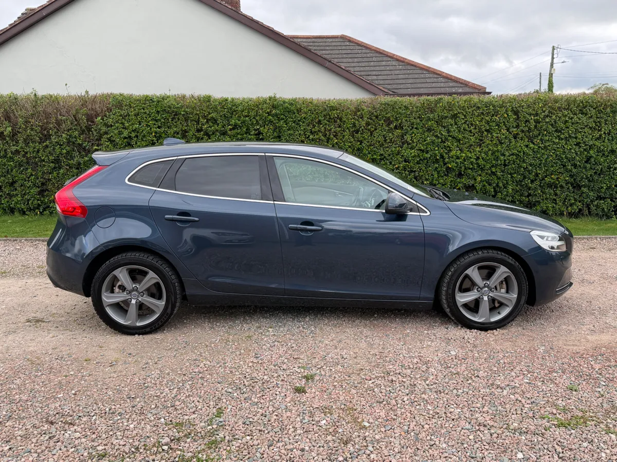 191 Volvo v40 D4 Inscription 2.0 Diesel*Huge Spec* - Image 3