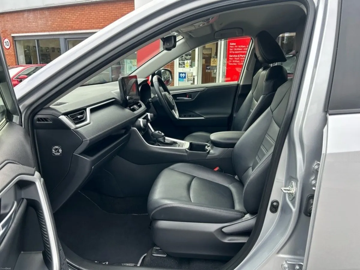 Toyota RAV4 HYBRID SOL 4DR AUTO - Image 6