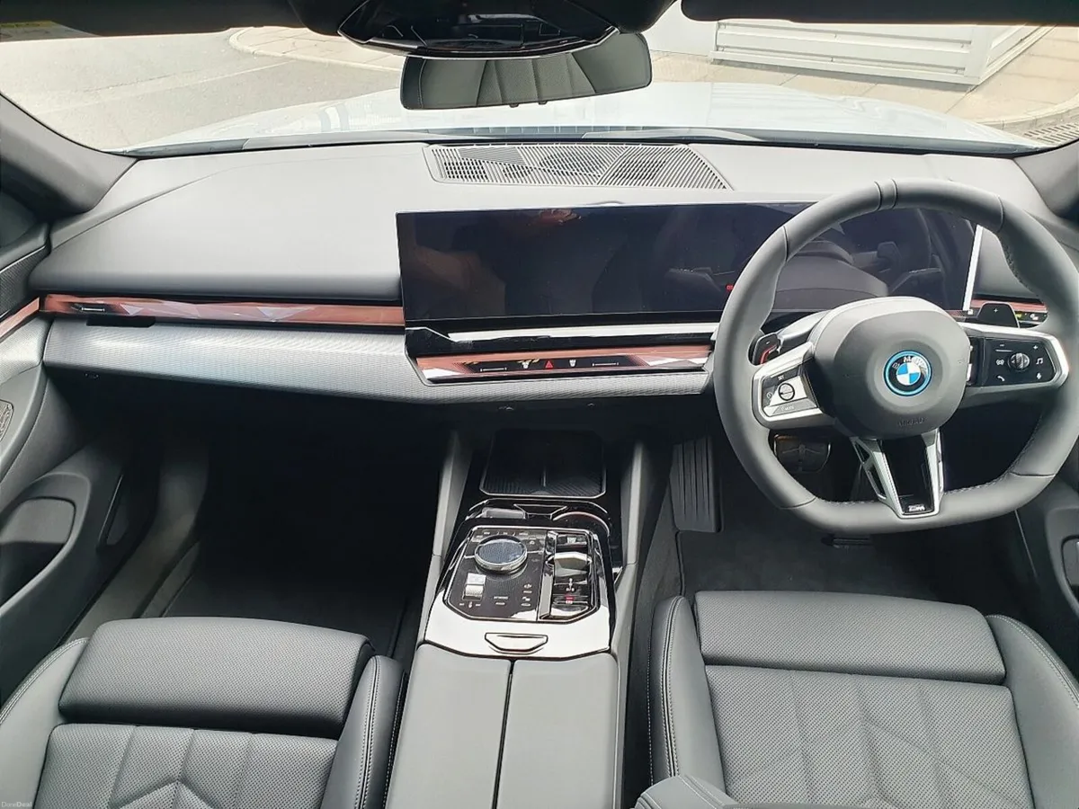 BMW 5-Series 530e M Sport Saloon - Image 4