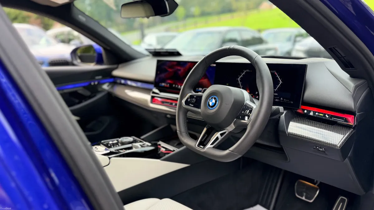 2026 (261) BMW 530e M SPORT PRO *INDIVIDUAL - Image 4