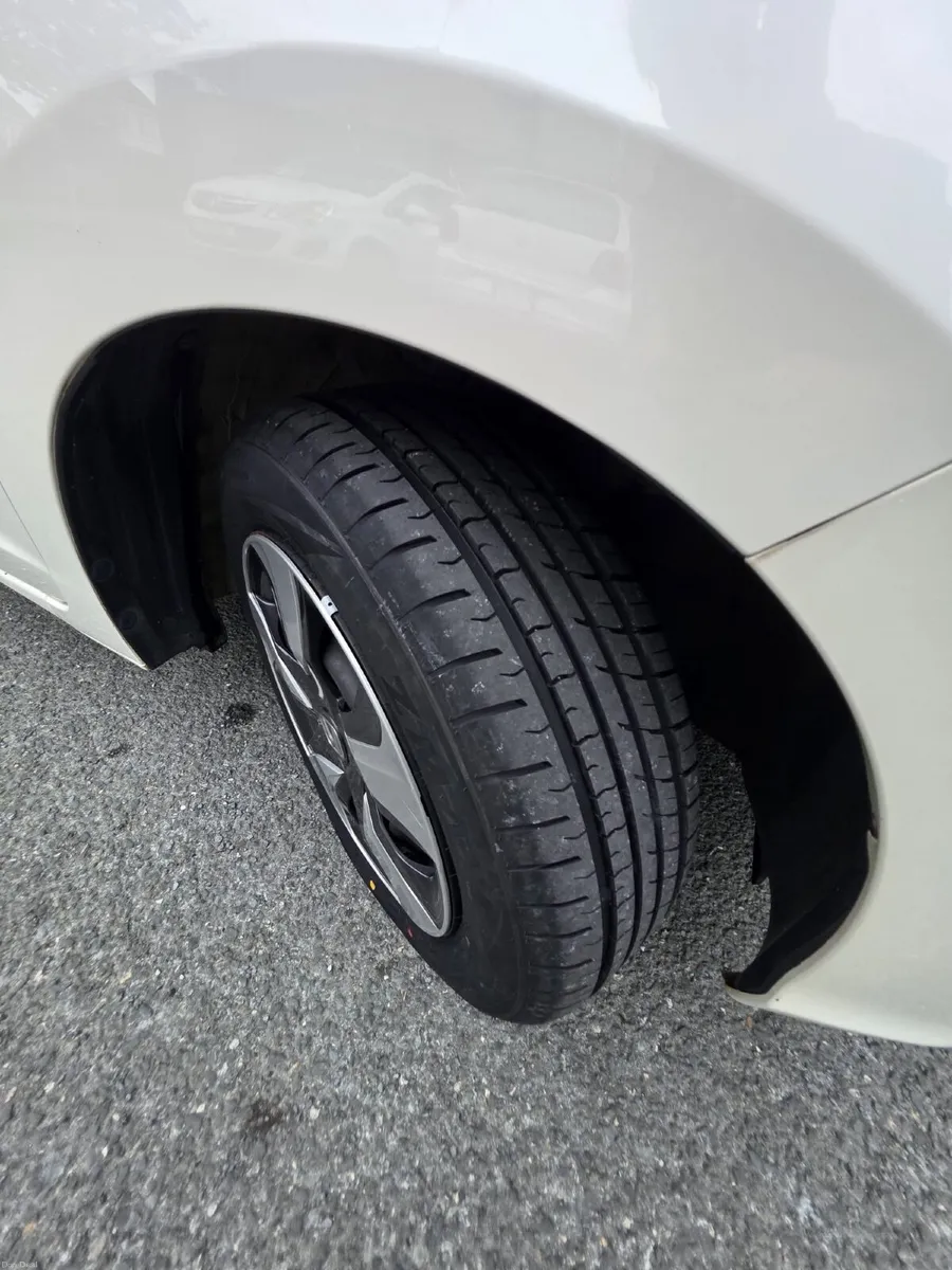 Honda Fit 2017 auto hybrid - Image 4