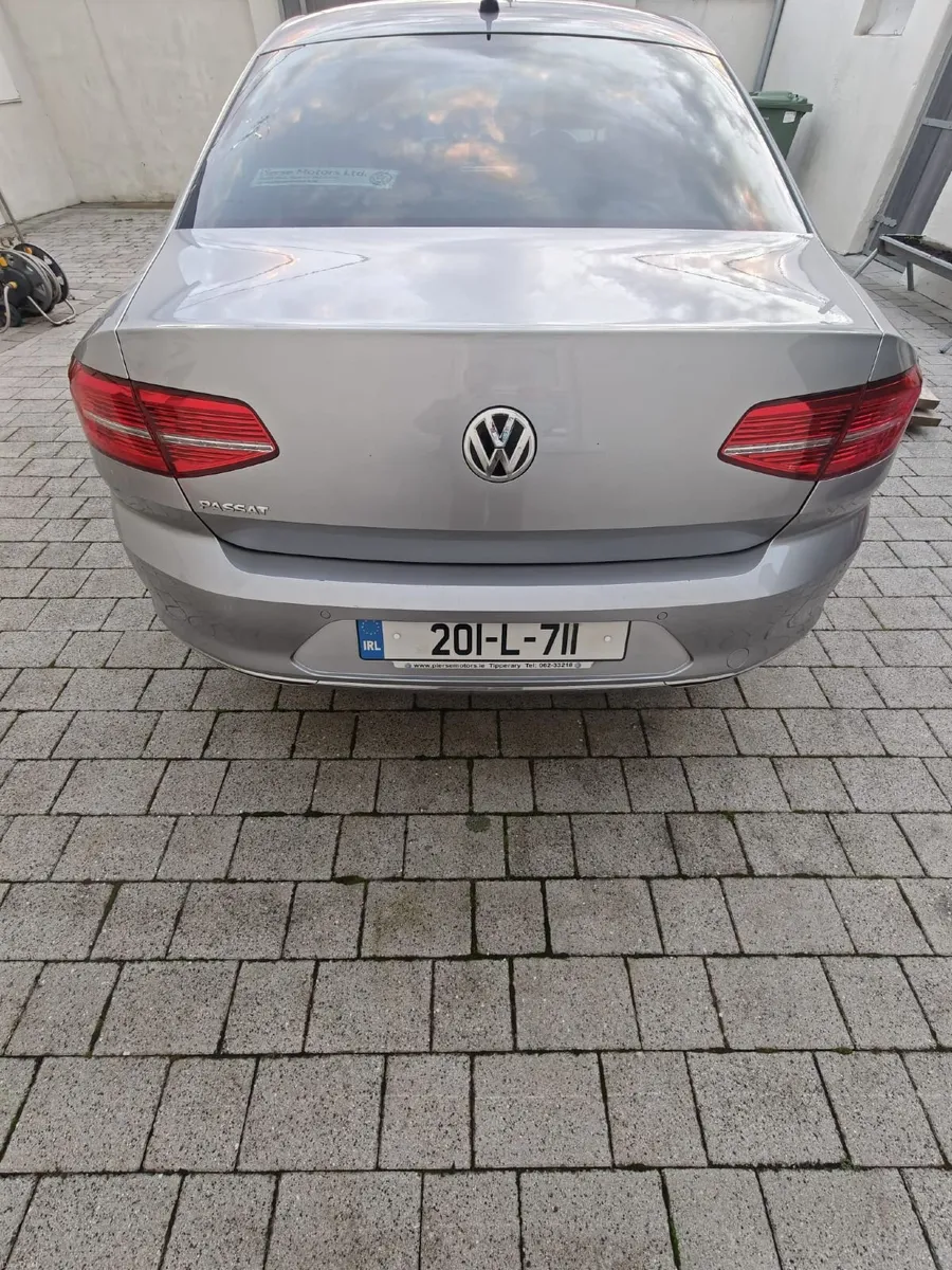 2020 Volkswagen Passat Highline - Image 2