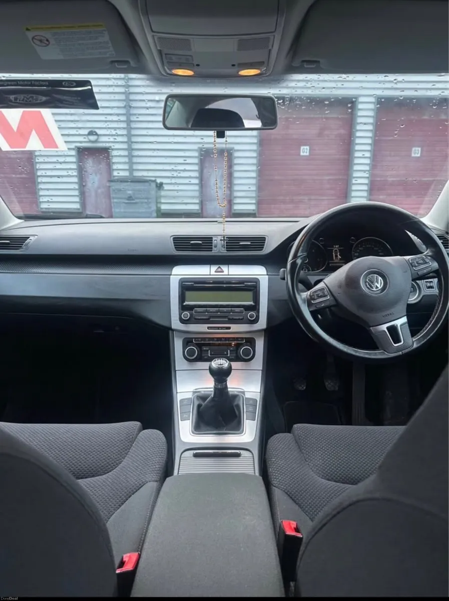 Volkswagen Passat 2010 - Image 6