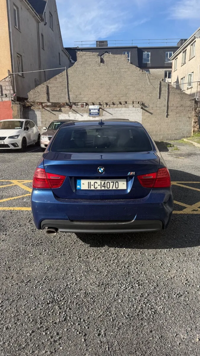 BMW 3-Series 2011 - Image 4