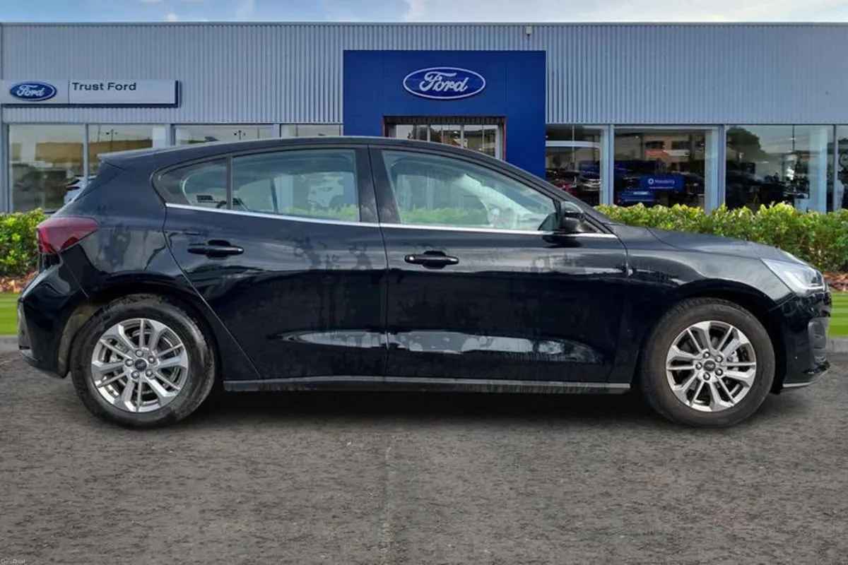 Ford Focus 1.0 EcoBoost Hybrid mHEV Titanium 5dr - Image 3