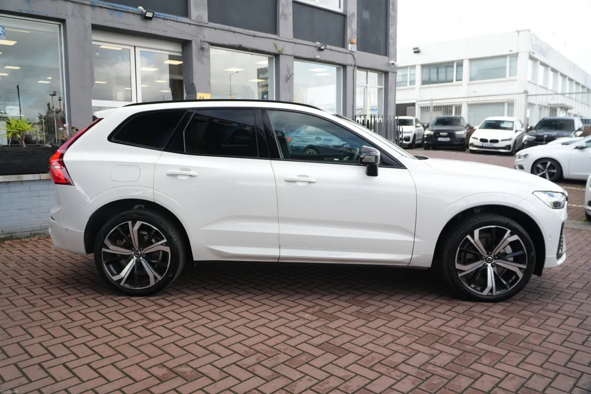 2023 VOLVO XC60 T6 AWD RECHARGE PLUG IN HYBRID - Image 3