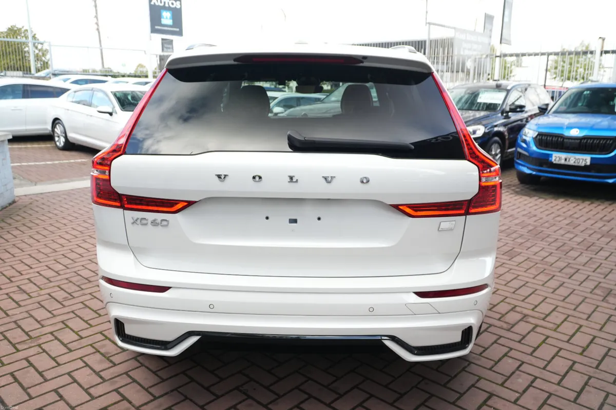 2023 VOLVO XC60 T6 AWD RECHARGE PLUG IN HYBRID - Image 5