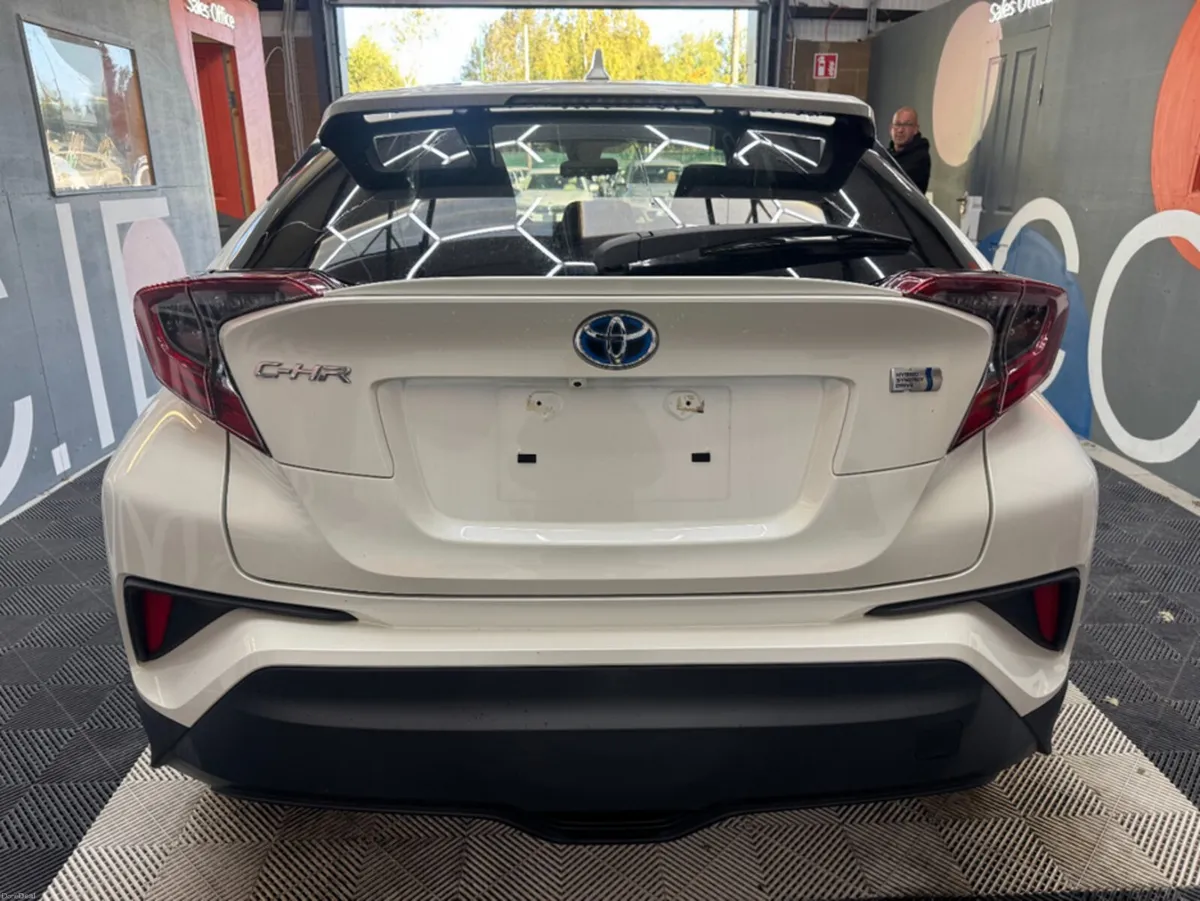 Toyota C-HR 2019 TOYOTA C-HR S LED PACKAGE HYBRID - Image 4