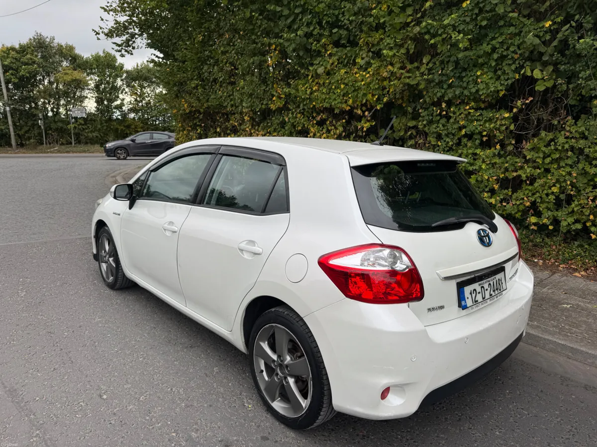 Toyota Auris hybrid low mileage - Image 5