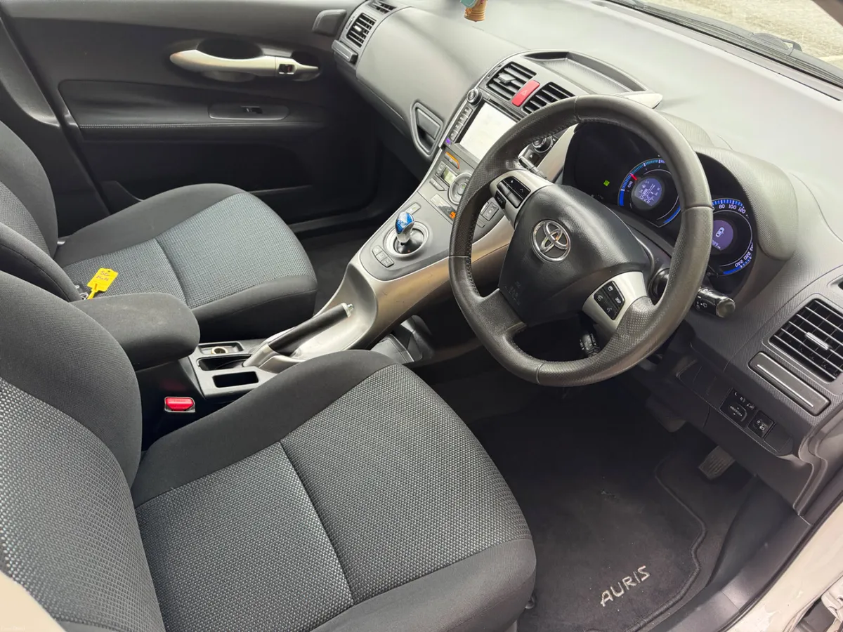 Toyota Auris hybrid low mileage - Image 6