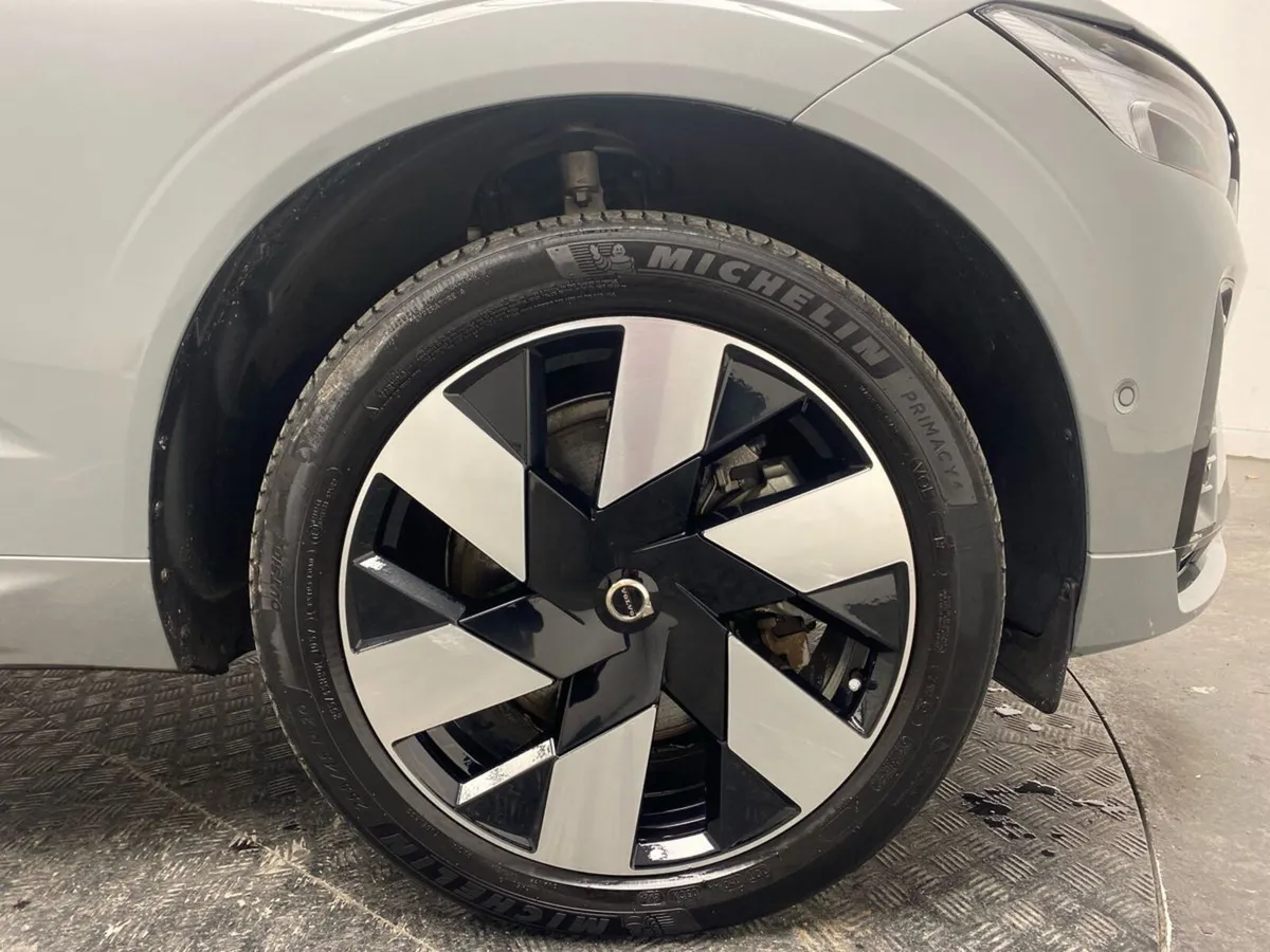 Volvo XC60 T6 AWD PHEV Plus Dark - Image 6