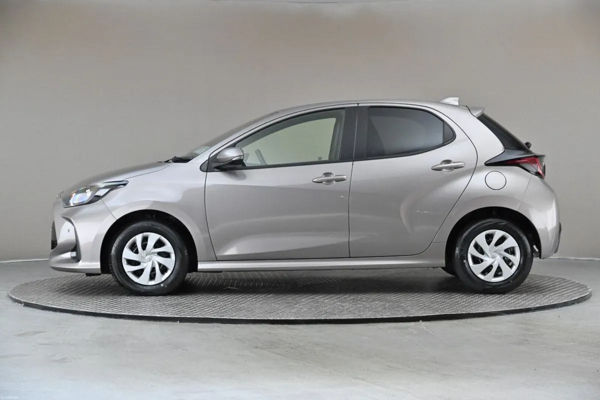 Toyota Yaris 1.5 PETROL HYBRID **REVERSE CAM**PARK - Image 5