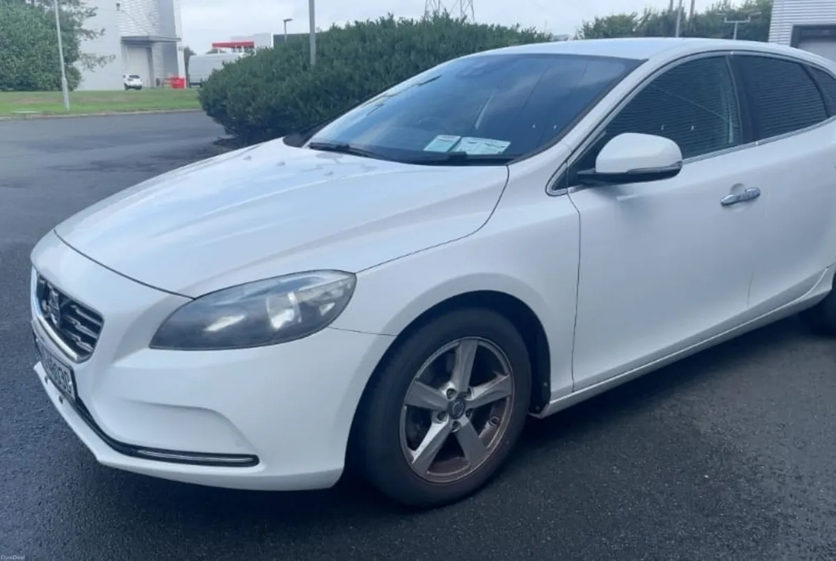 Volvo V40  Automatic  2014 - Image 4