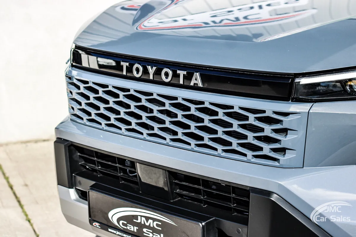 2026 TOYOTA HILUX INVINCIBLE - Image 3