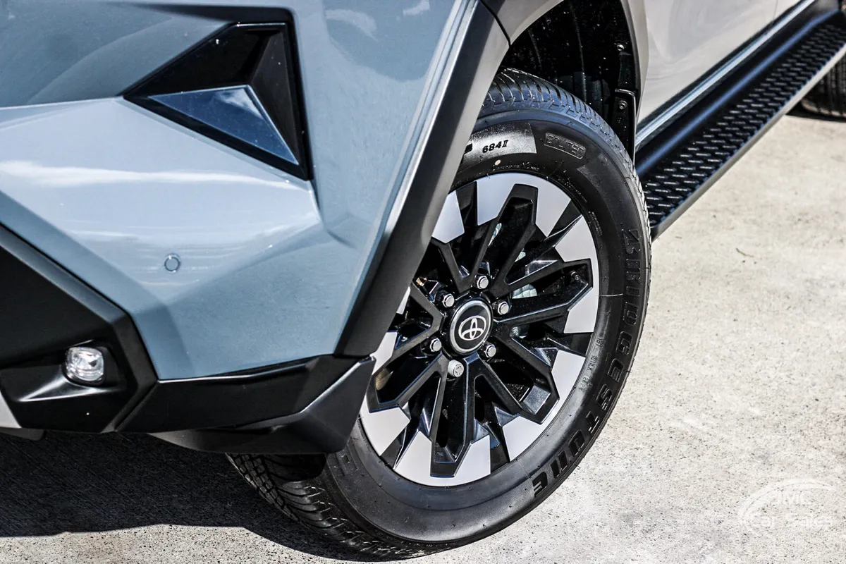 2026 TOYOTA HILUX INVINCIBLE - Image 2