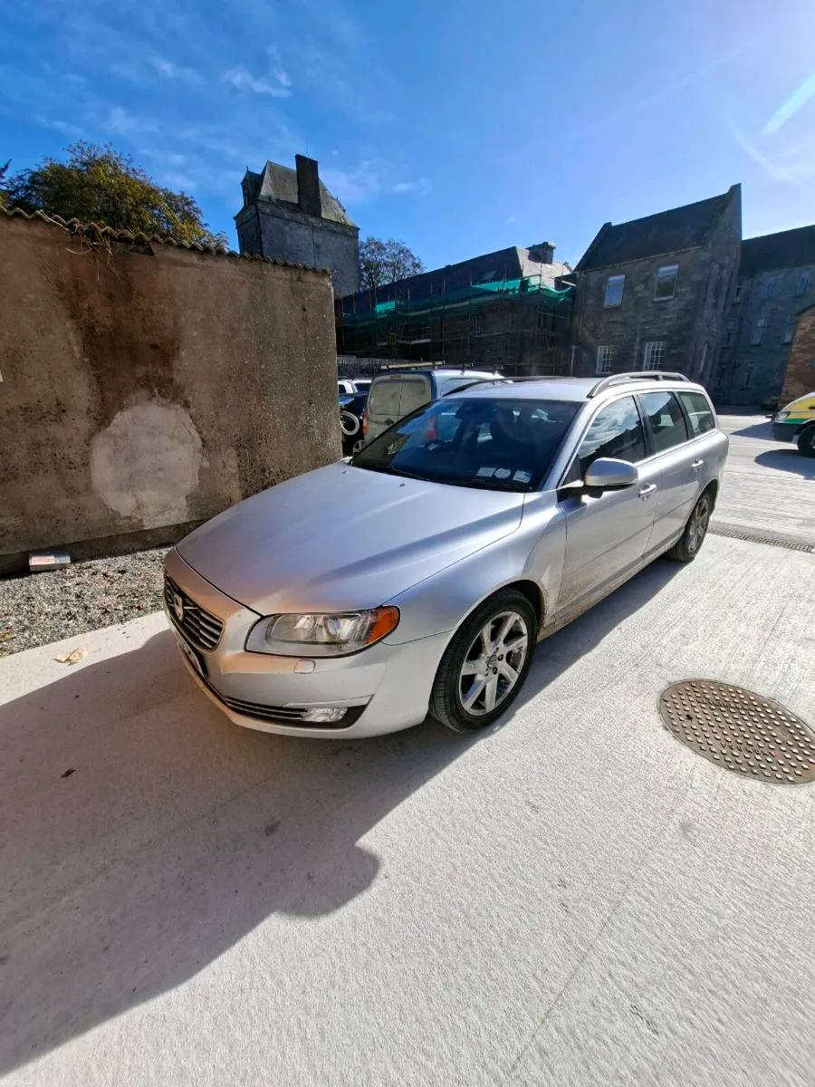 2014 Volvo V70 - Image 2