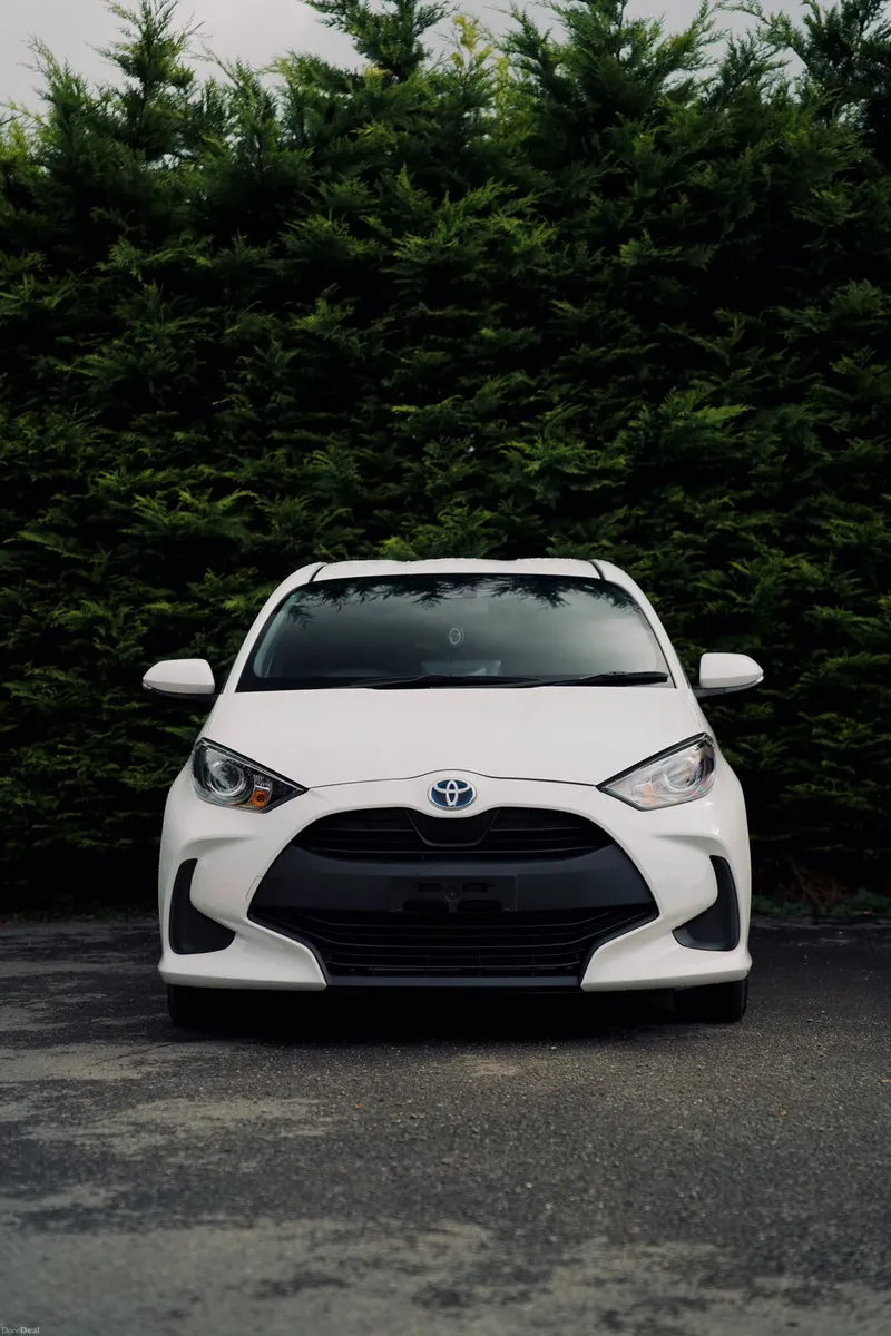 Toyota Yaris 1.5 Hybrid 2023 | Stylish & Efficient - Image 3