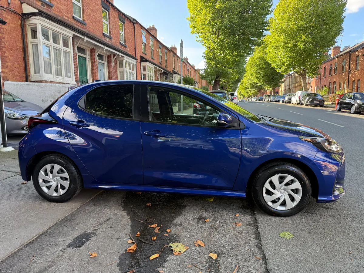 2022 Toyota Yaris, Hybrid Automatic, 84km, New Nct - Image 4