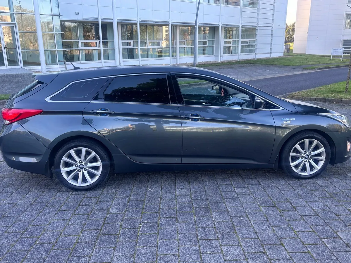 12 Hyundai i40 1.7 Executive nct & tax - Image 4