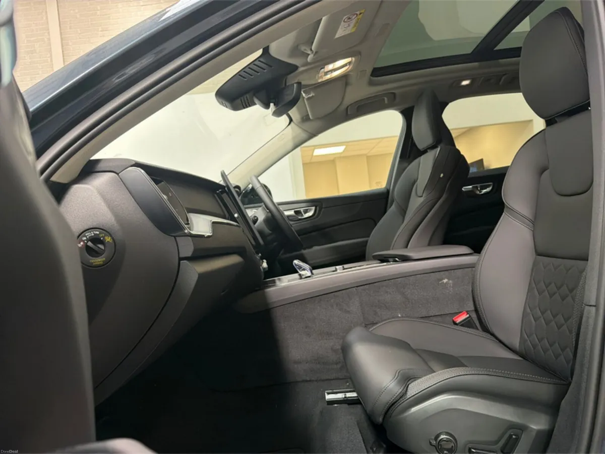 Volvo XC60 PLUS DARK AWD - Image 5