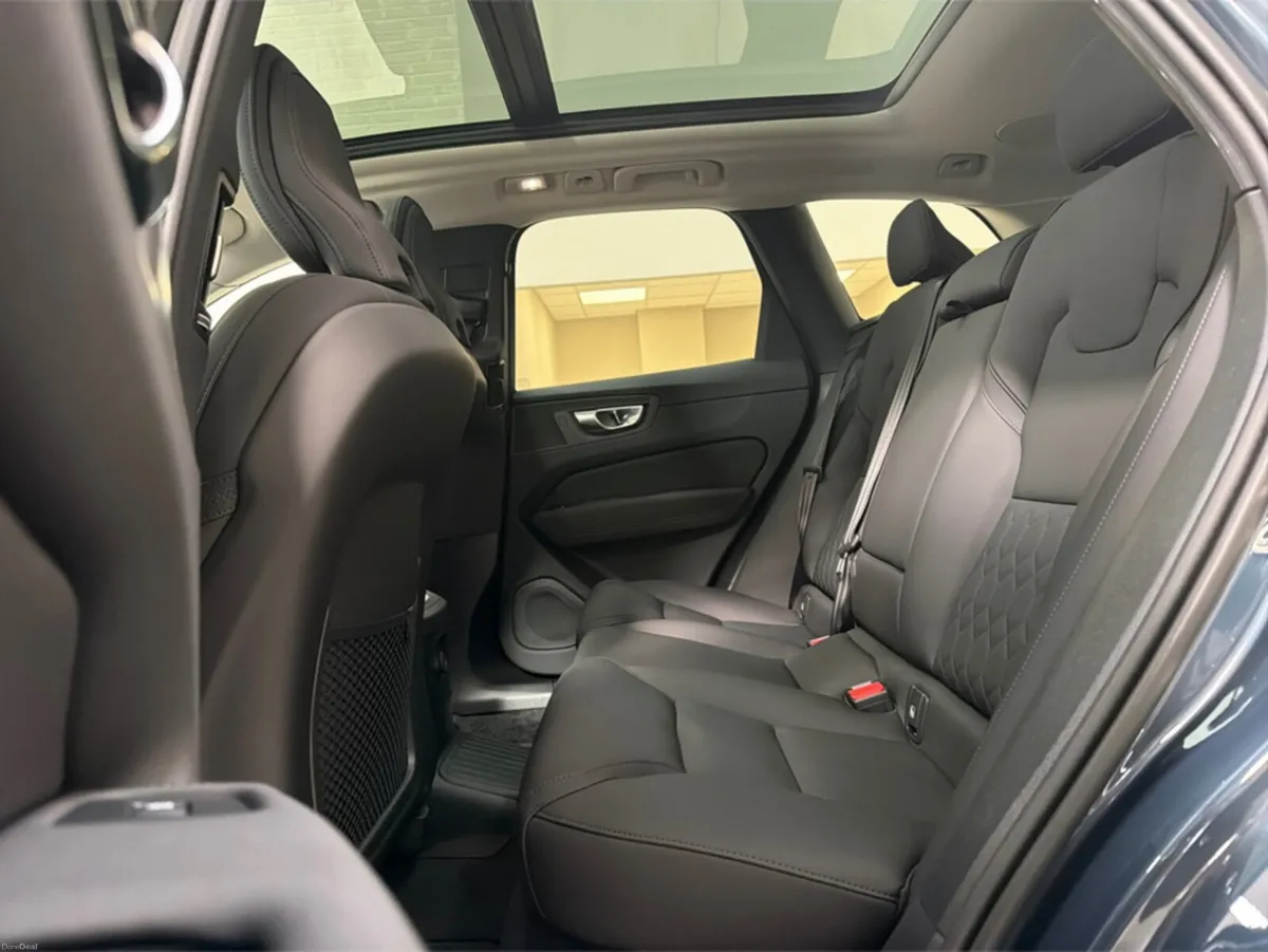 Volvo XC60 PLUS DARK AWD - Image 6