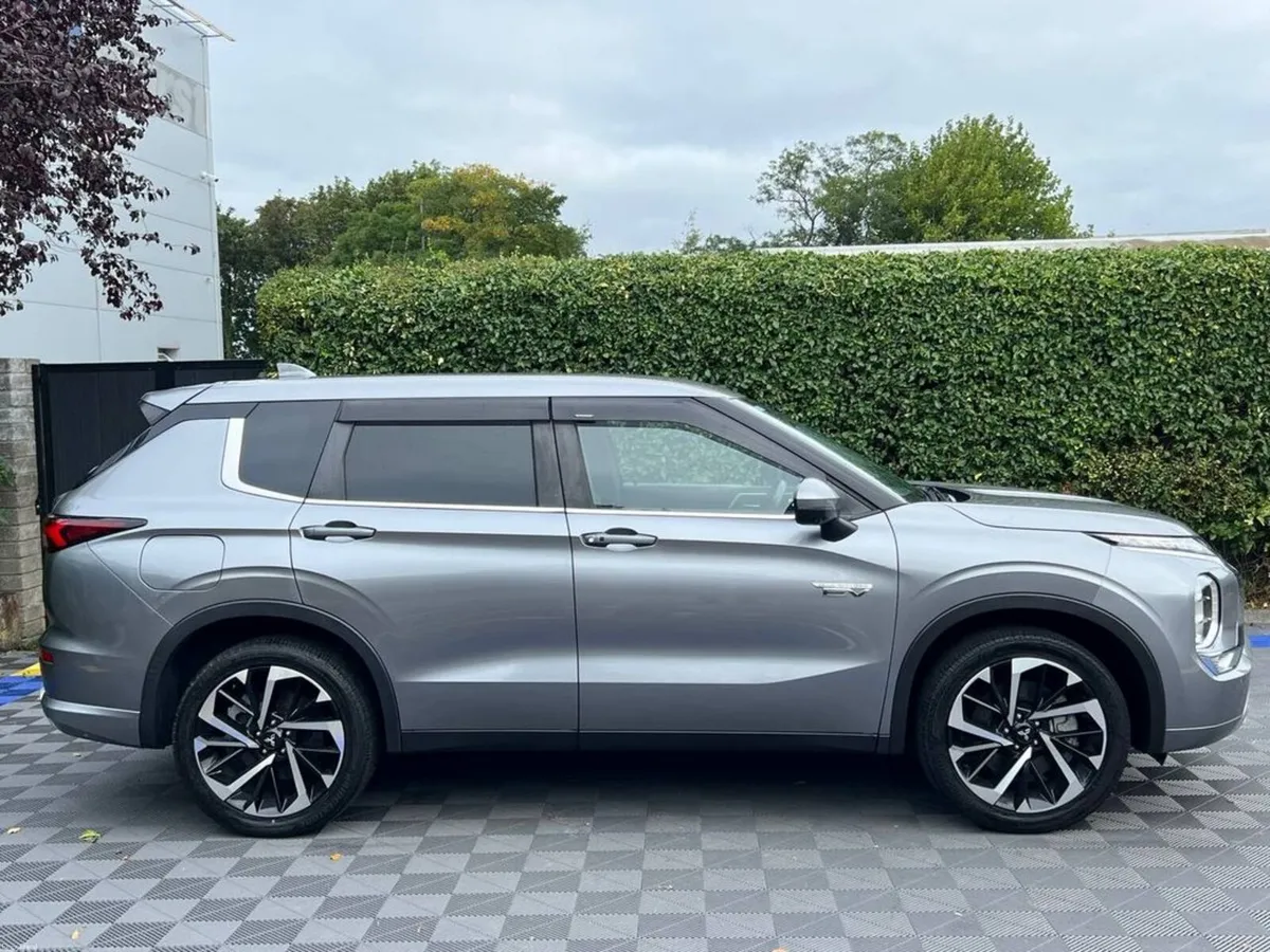 Mitsubishi Outlander 2.4 HYBRID AUTO // LOW MILEAG - Image 2