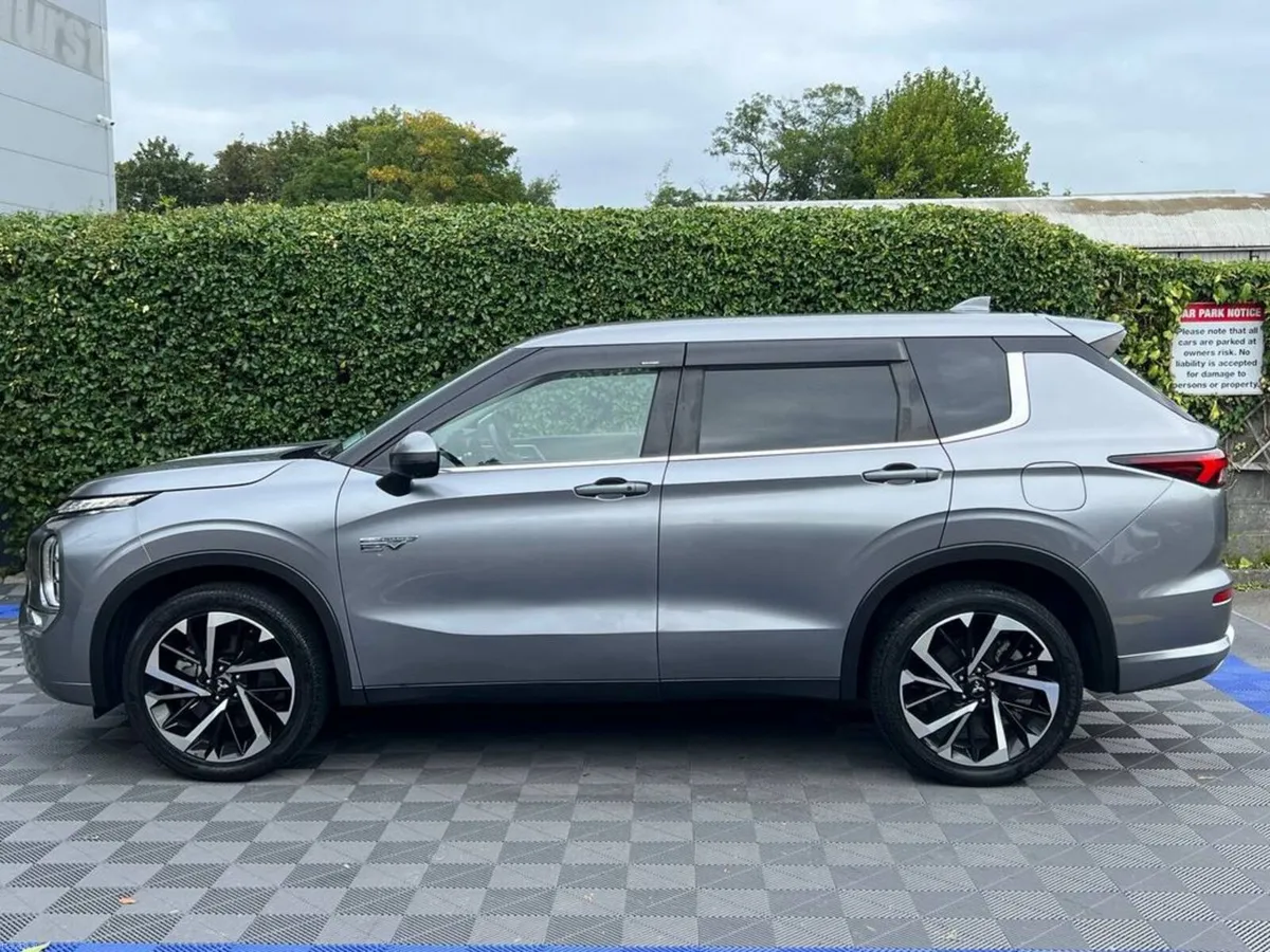 Mitsubishi Outlander 2.4 HYBRID AUTO // LOW MILEAG - Image 3