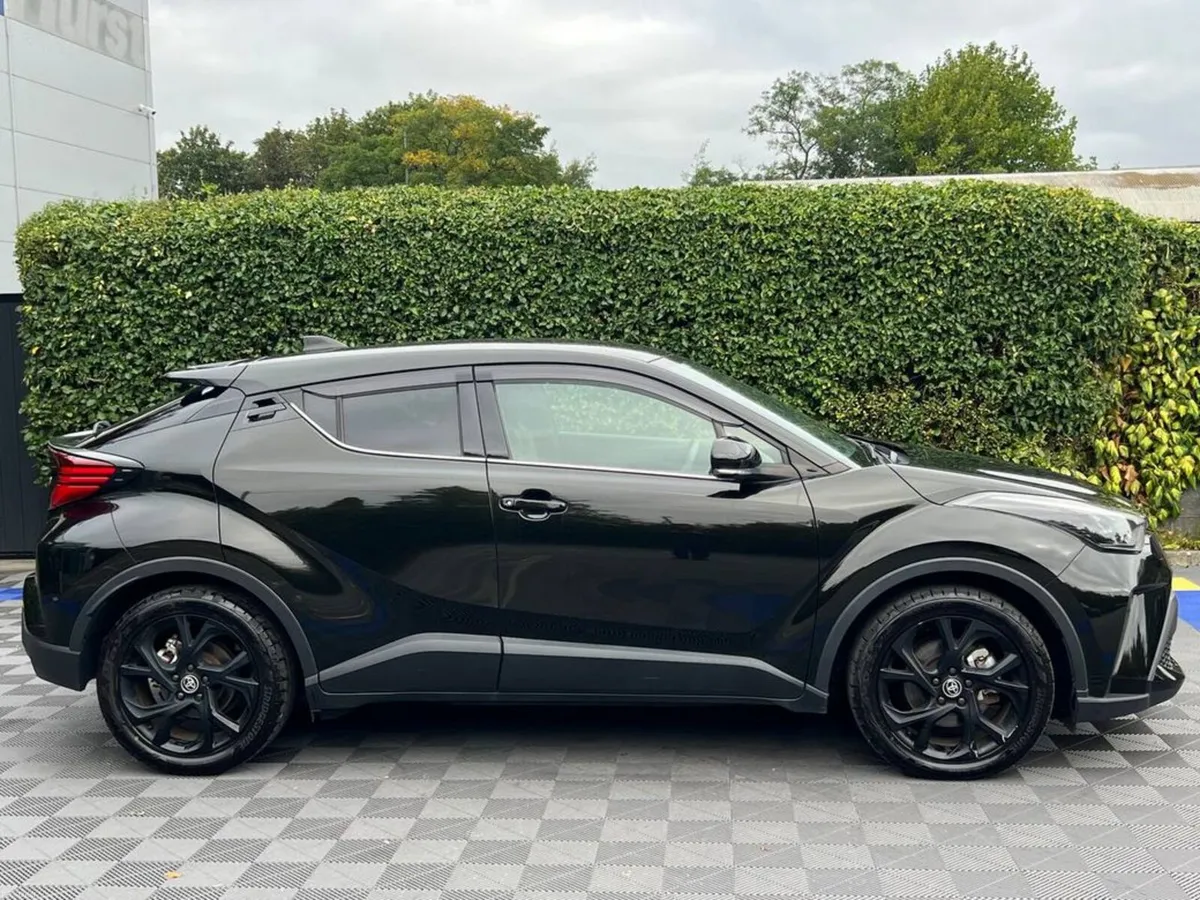 Toyota C-HR 1.8 HYBRID AUTO // APPLE CARPLAY/ANDRO - Image 2