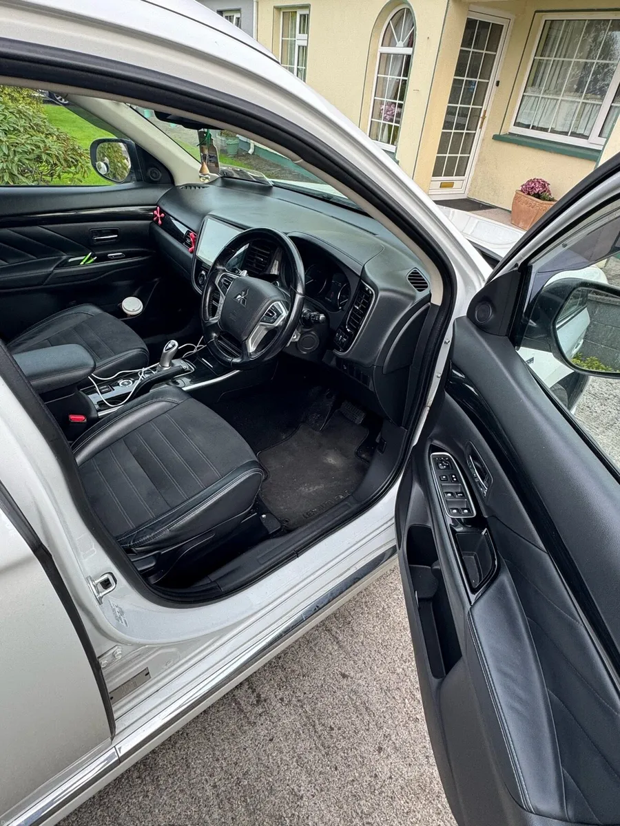 Outlander phev 4WD HYBRID - Image 3