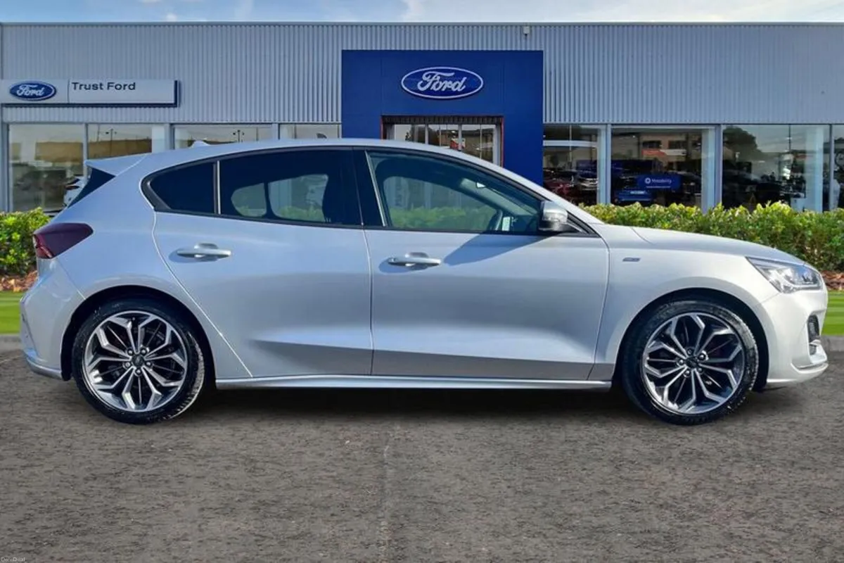 Ford Focus 1.0T EcoBoost MHEV ST-Line X Hatchback - Image 3
