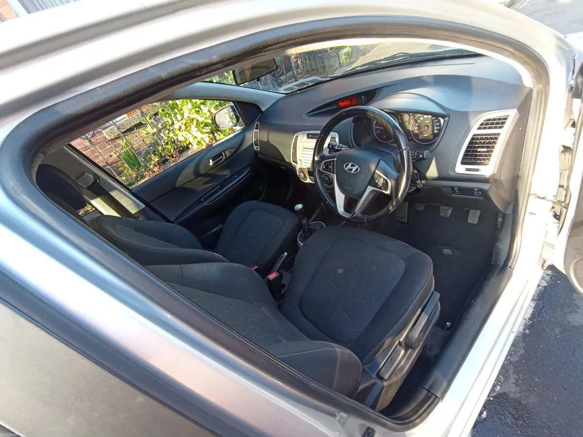 Car - Image 4