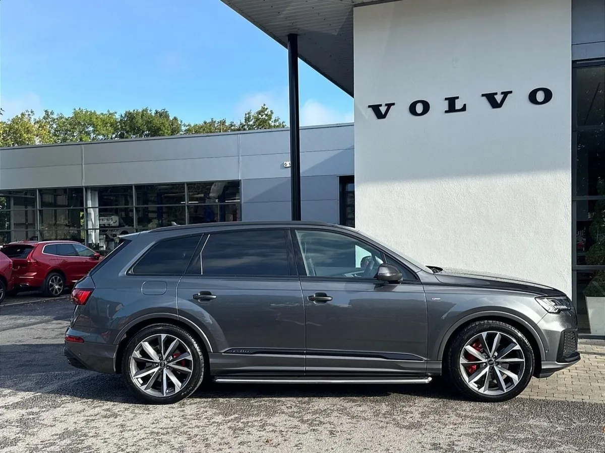 Audi Q7 45 TDI S Line Black Edition ***7 Seats***P - Image 5