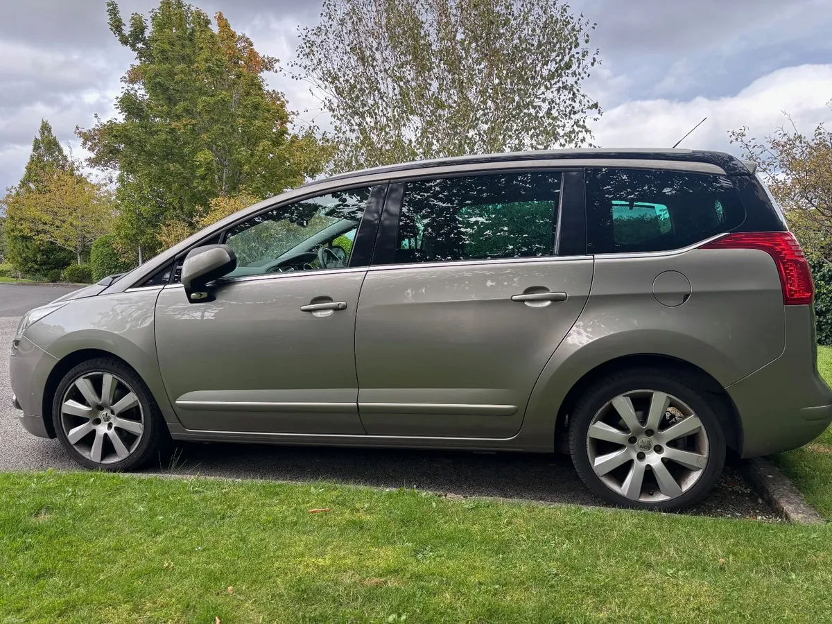 Peugeot 5008 2012 - Image 1