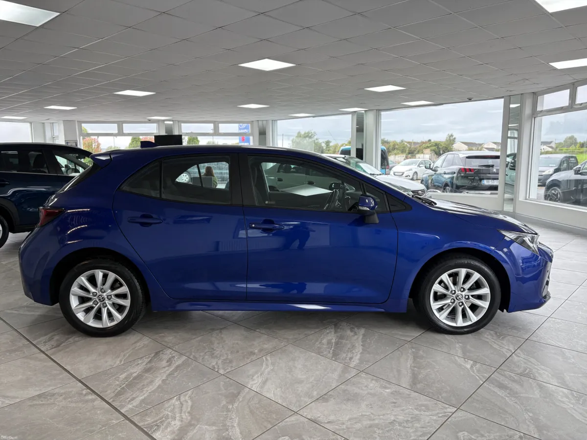 2023 Toyota Corolla Icon Hybrid low mileage - Image 5