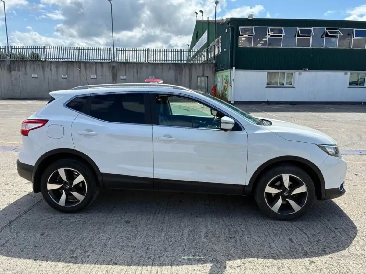 171 Nissan Qashqai 1.6 Automatic CV CVT Premium - Image 2