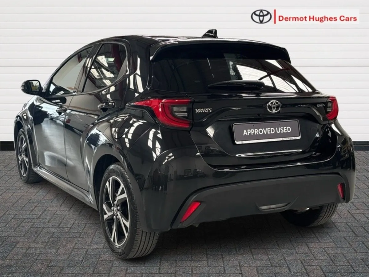 Toyota Yaris LUNA SPORT HYBRID AUTO - Image 2