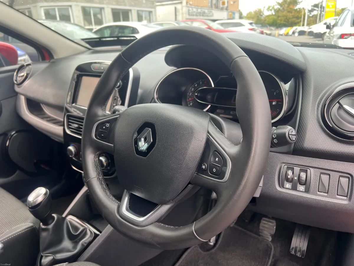 Low Kms DYNAMIQUE SAT NAV 1.2 Petrol Manual Superb - Image 3