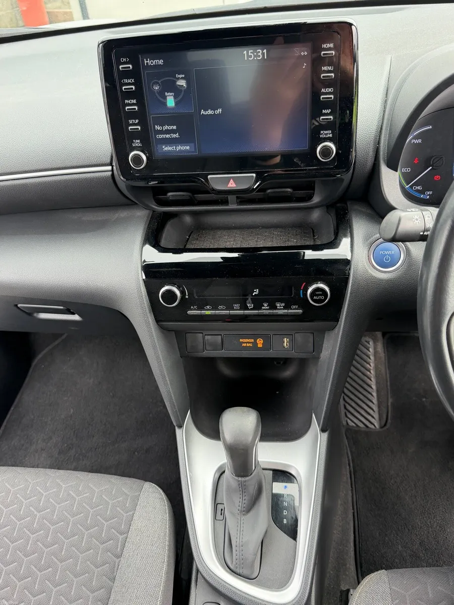 2023 Toyota Yaris Cross Luna Sport Hybrid - Image 6