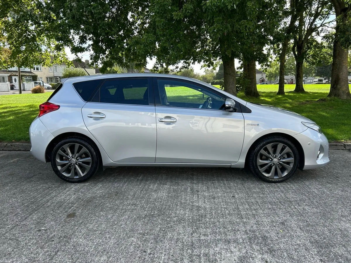 ✅ 2015 Toyota Auris 1.8 Hybrid Luxury // Low Miles - Image 2