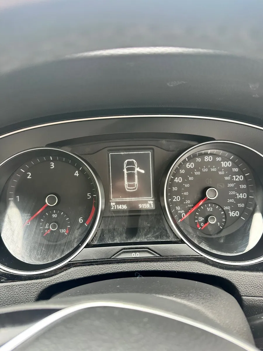 Volkswagen Passat 2016 - Image 2