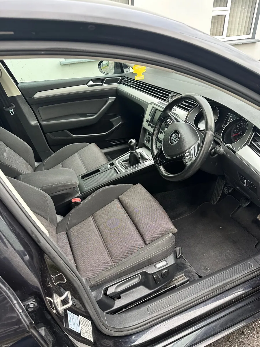 Volkswagen Passat 2016 - Image 6